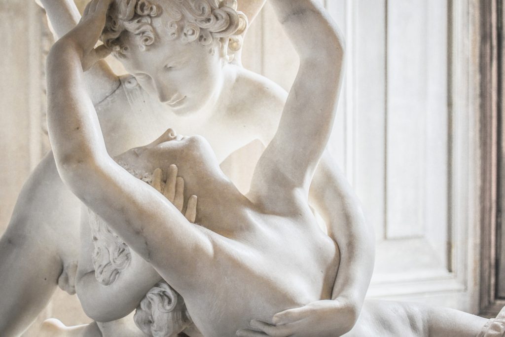 Foto de uma estatua com dois anjos se abraçando. Ao fundo, vemos uma parede branca. Imagem ilustrativa para texto seguro obras de arte. 