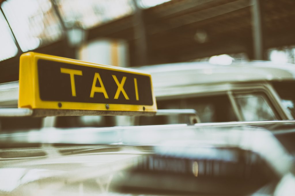Foto da placa de um táxi. Imagem ilustrativa para o texto seguro para táxis e ubers.